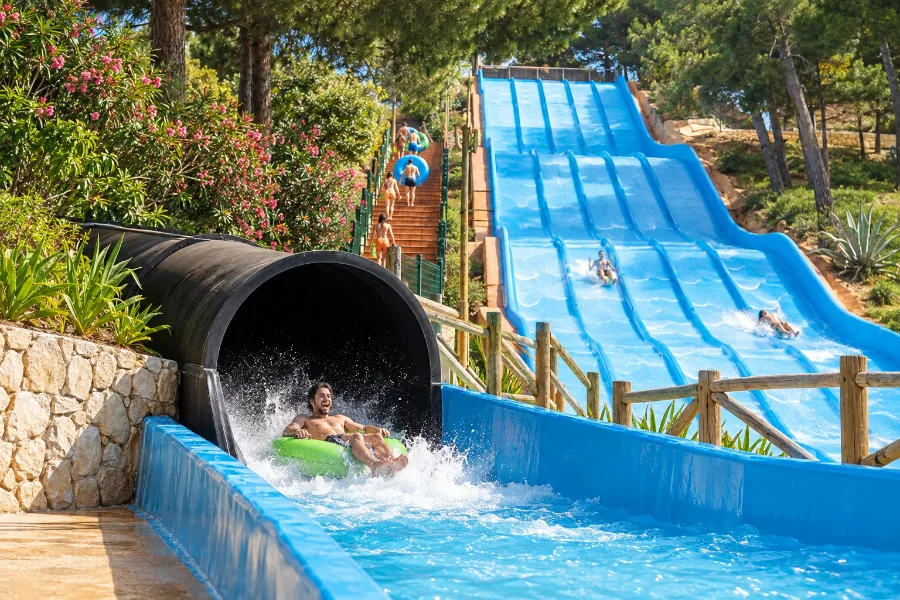 Black-Hole enclosed water slide at Aqualandia